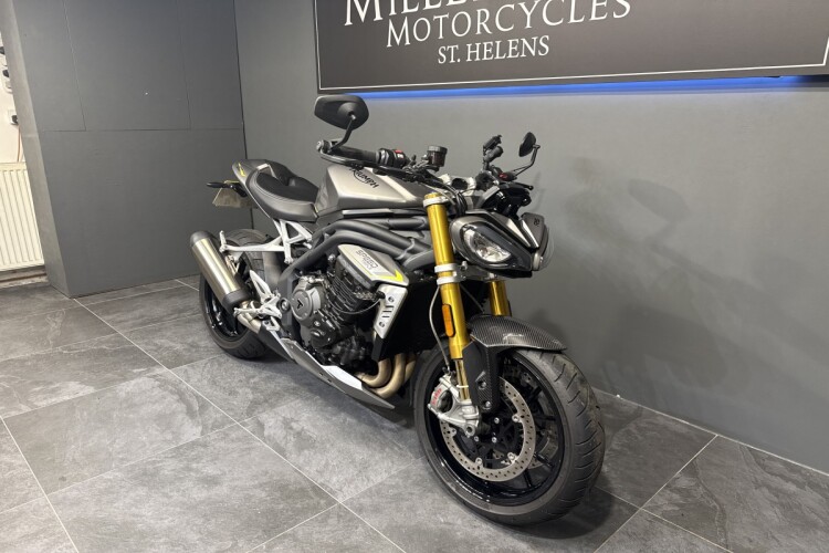 TRIUMPH SPEED TRIPLE 1200