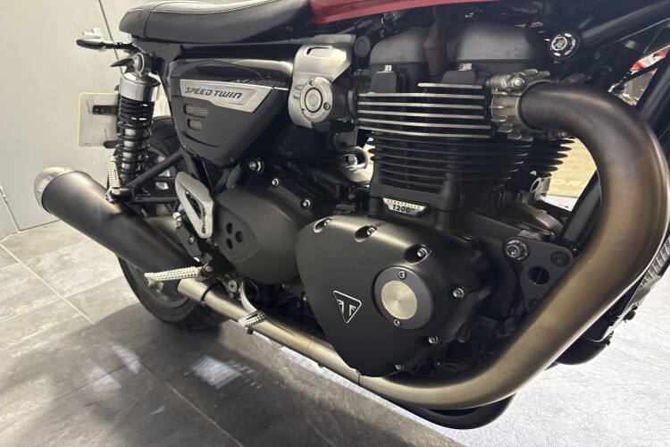 TRIUMPH SPEED TWIN 1200