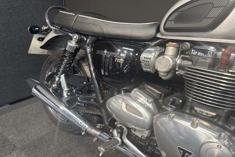 TRIUMPH BONNEVILLE T120