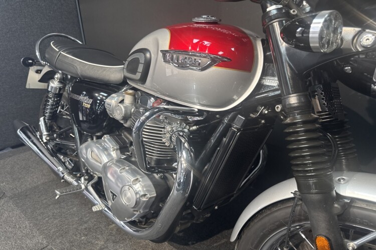 TRIUMPH BONNEVILLE T120