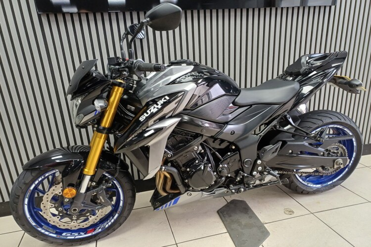 SUZUKI GSX-S750