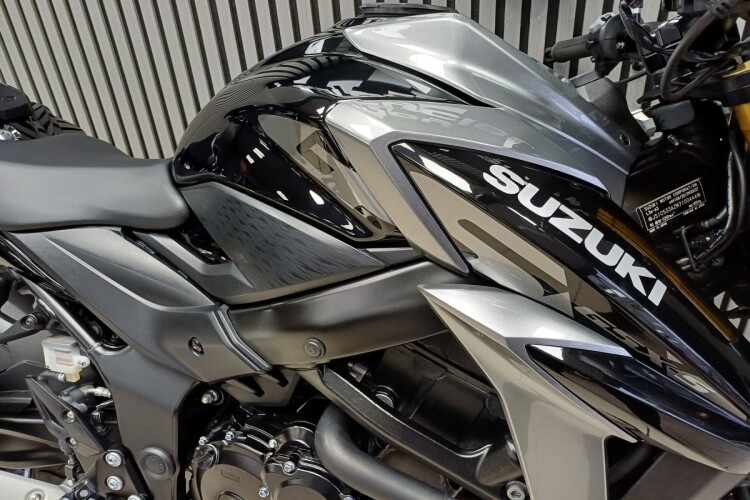 SUZUKI GSX-S750