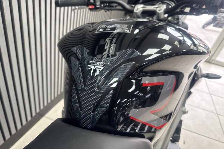 TRIUMPH STREET TRIPLE 765