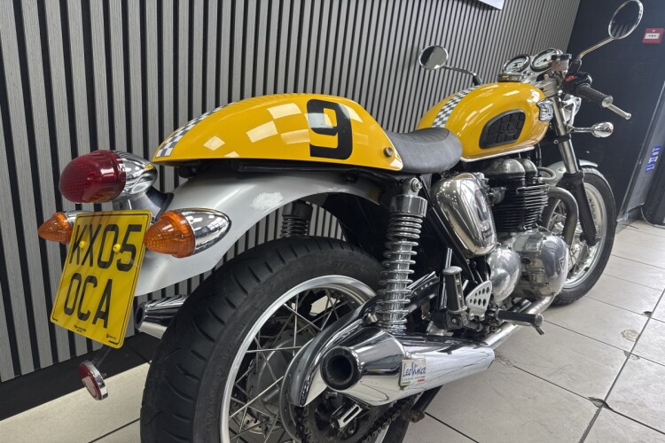 TRIUMPH THRUXTON 865