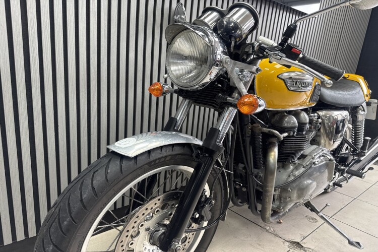 TRIUMPH THRUXTON 865