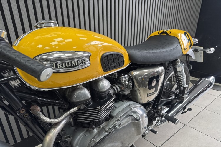 TRIUMPH THRUXTON 865
