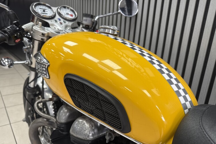 TRIUMPH THRUXTON 865