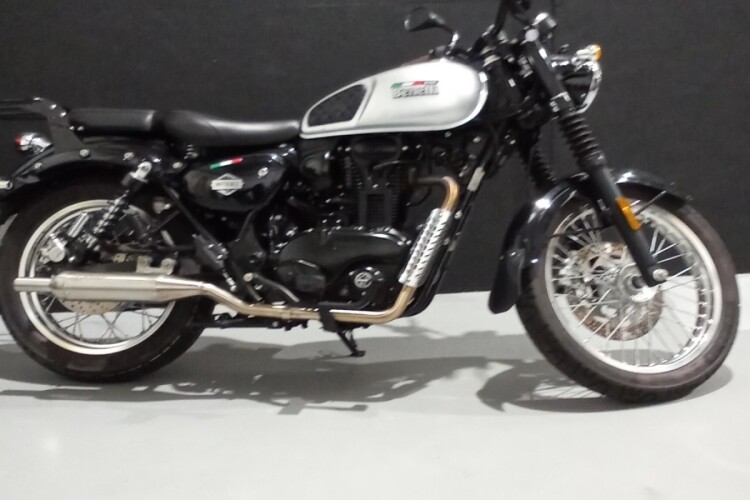 BENELLI IMPERIALE 400 E5