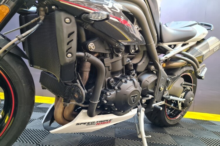 TRIUMPH SPEED TRIPLE 1050