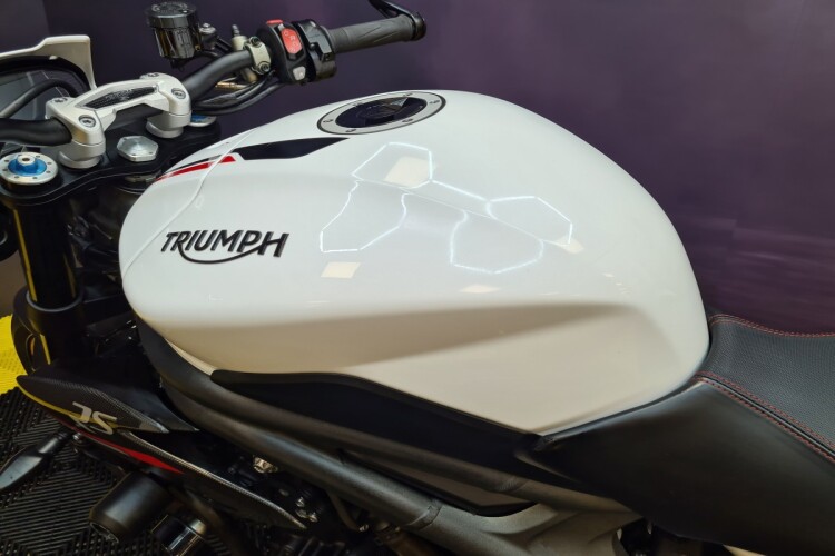 TRIUMPH SPEED TRIPLE 1050