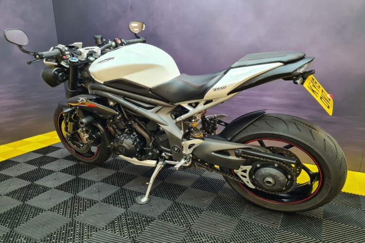 TRIUMPH SPEED TRIPLE 1050