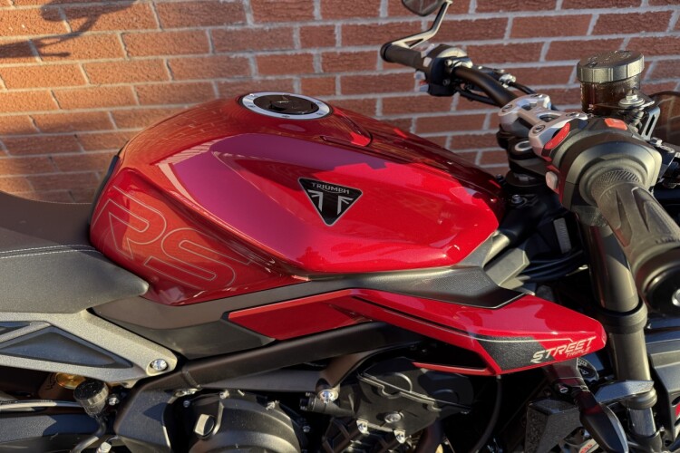 TRIUMPH STREET TRIPLE 765