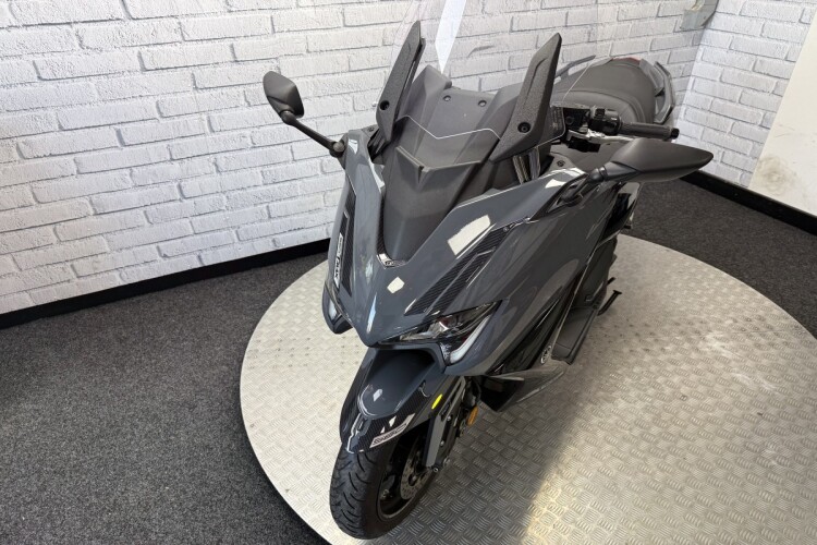 YAMAHA TMAX 560