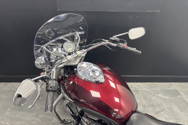 TRIUMPH BONNEVILLE AMERICA 865