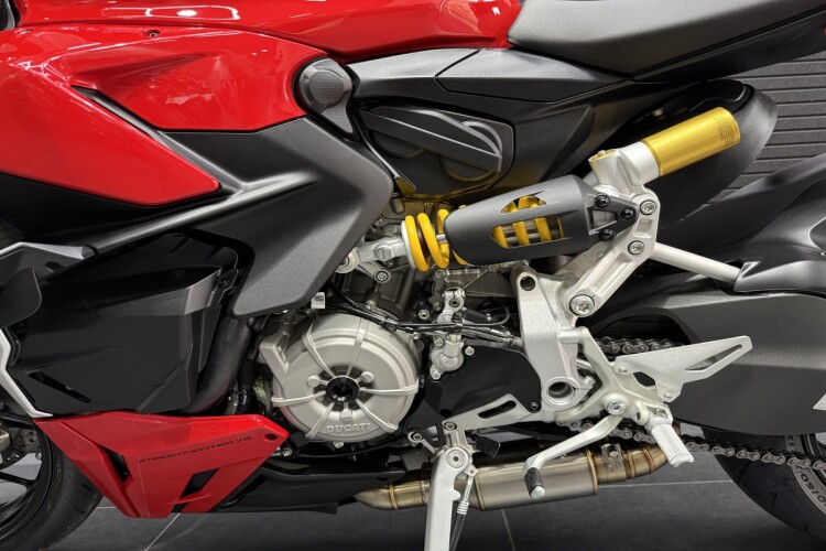 DUCATI STREETFIGHTER V2