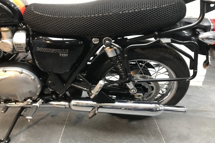 TRIUMPH BONNEVILLE T120