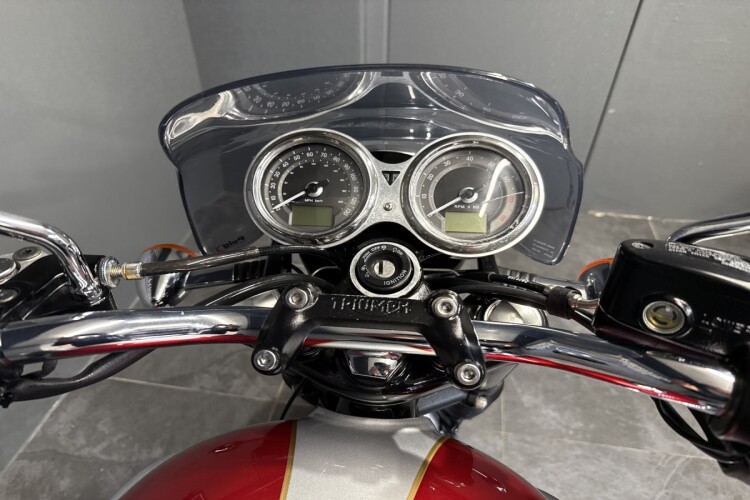 TRIUMPH BONNEVILLE T120