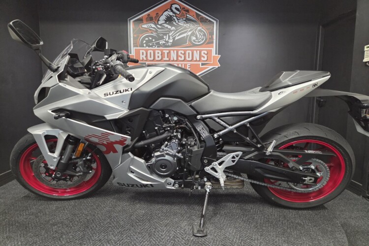 SUZUKI GSX-8R