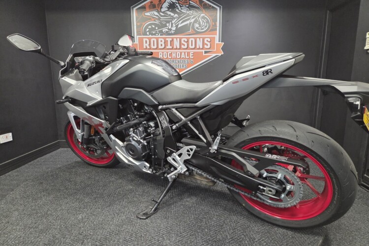 SUZUKI GSX-8R