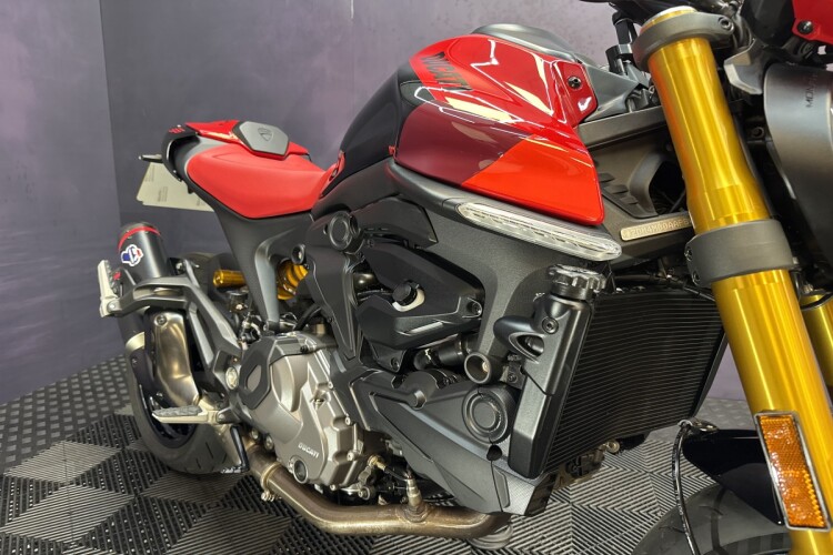 DUCATI MONSTER 937