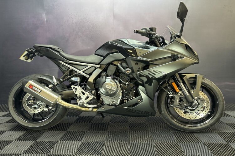 SUZUKI GSX-8R