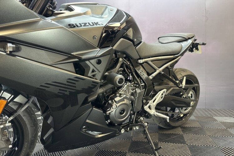 SUZUKI GSX-8R