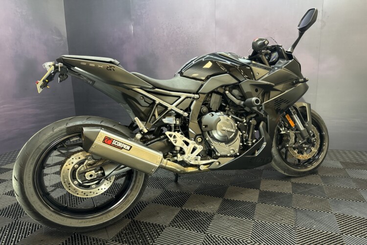 SUZUKI GSX-8R
