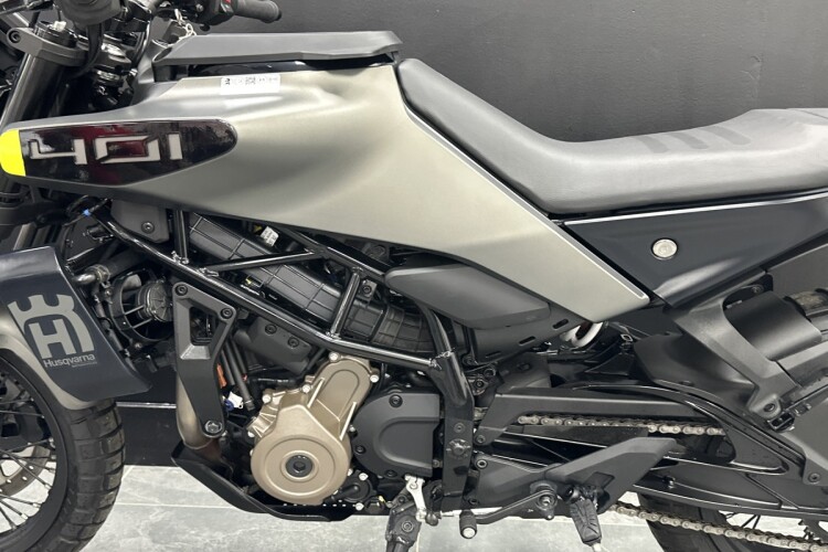 HUSQVARNA SVARTPILEN 401