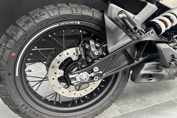 HUSQVARNA SVARTPILEN 401