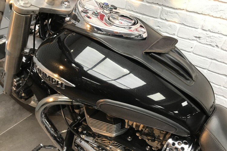 TRIUMPH BONNEVILLE AMERICA 865