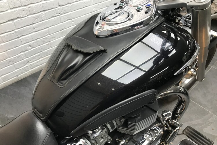 TRIUMPH BONNEVILLE AMERICA 865