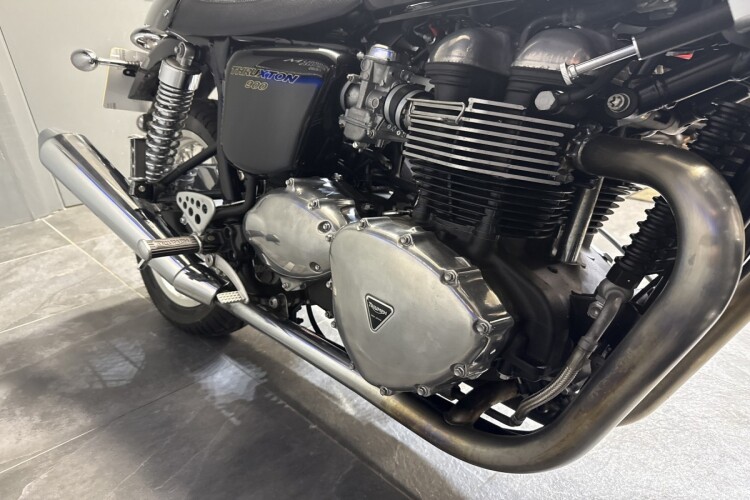 TRIUMPH THRUXTON 865