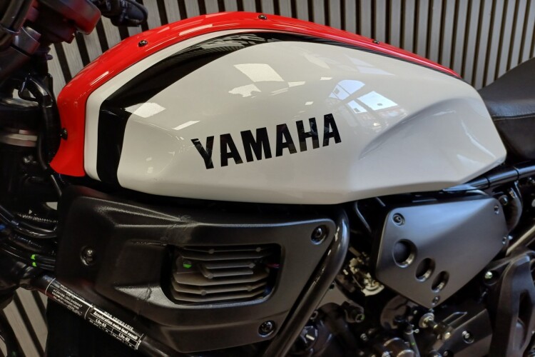 YAMAHA XSR700