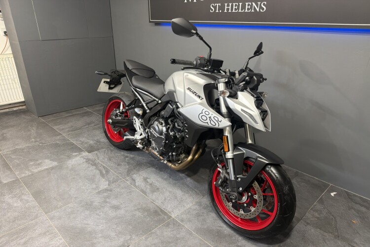 SUZUKI GSX-8S