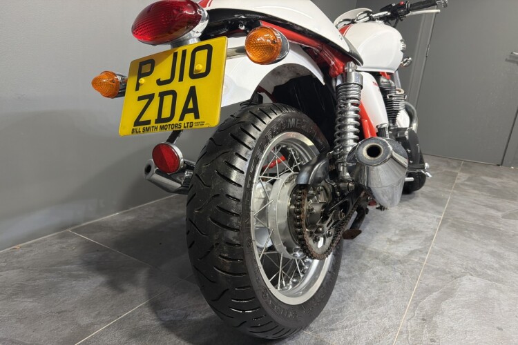 TRIUMPH THRUXTON 900