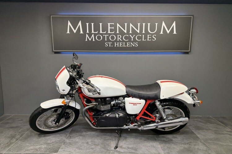 TRIUMPH THRUXTON 900