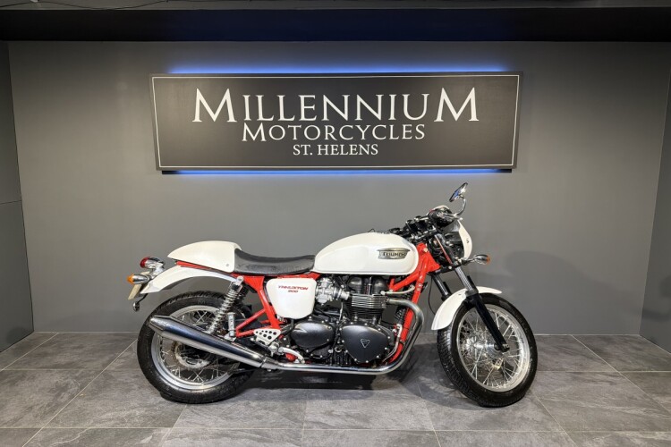 TRIUMPH THRUXTON 900