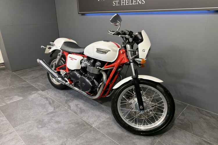 TRIUMPH THRUXTON 900
