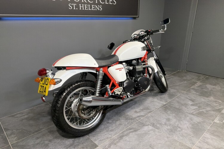 TRIUMPH THRUXTON 900