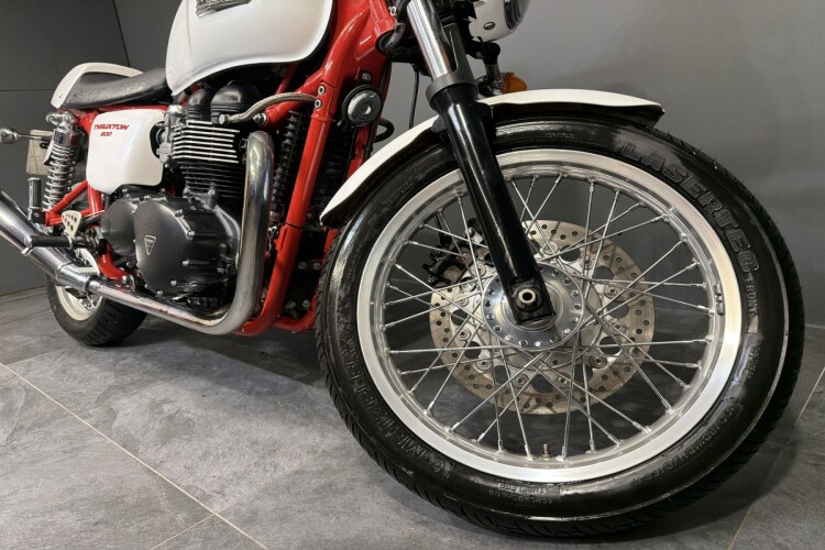 TRIUMPH THRUXTON 900