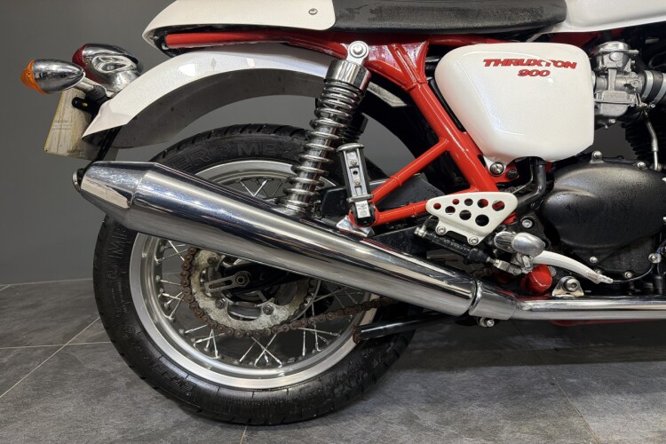 TRIUMPH THRUXTON 900