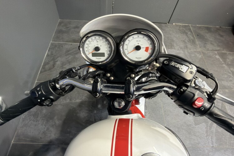 TRIUMPH THRUXTON 900