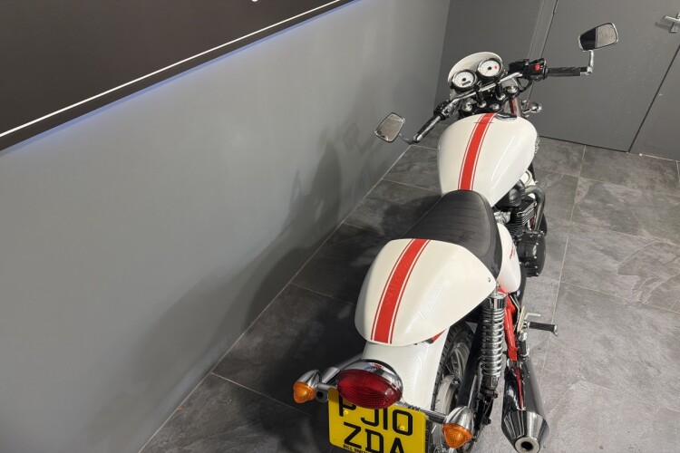 TRIUMPH THRUXTON 900