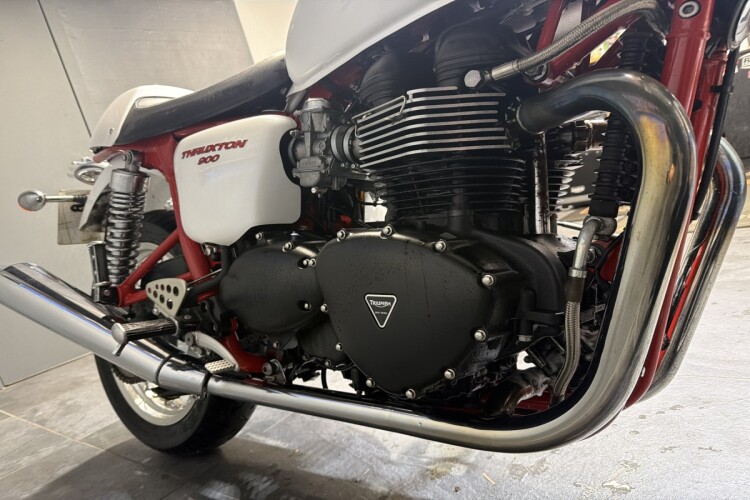 TRIUMPH THRUXTON 900