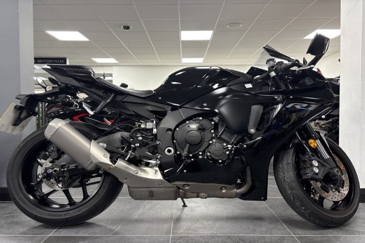 YAMAHA R1