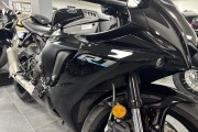 YAMAHA R1