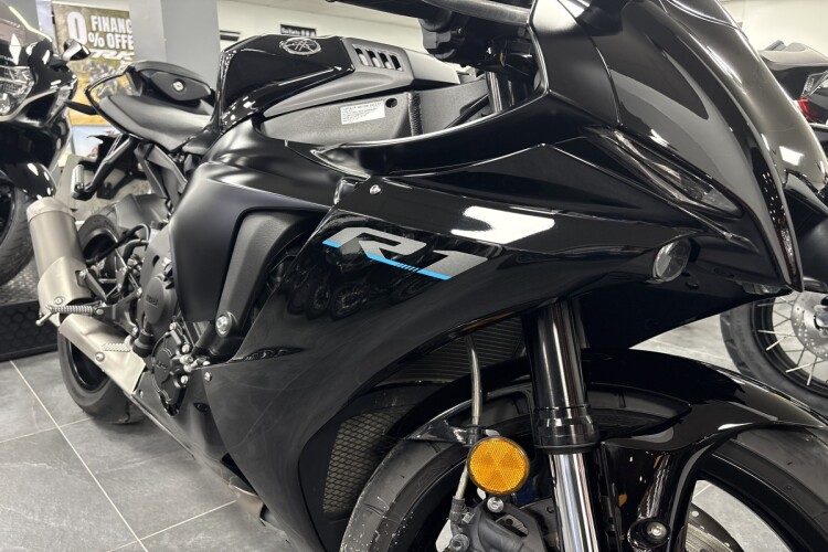 YAMAHA R1