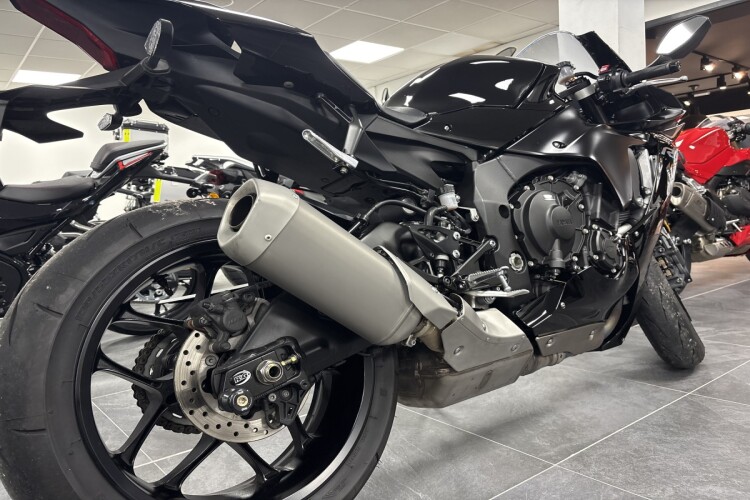 YAMAHA R1