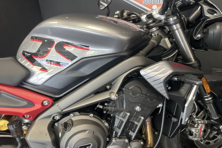 TRIUMPH STREET TRIPLE 765