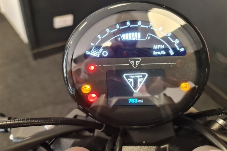 TRIUMPH TRIDENT 660